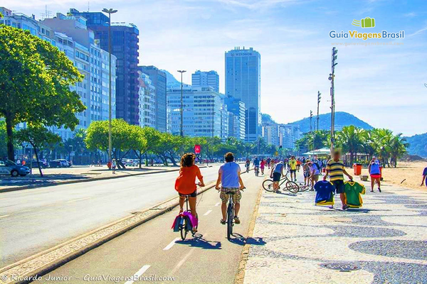 andar de bicicleta na orla de copacabana