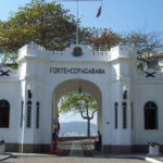 como chegar ao forte de copacabana de metro