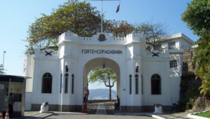 como chegar ao forte de copacabana de metro